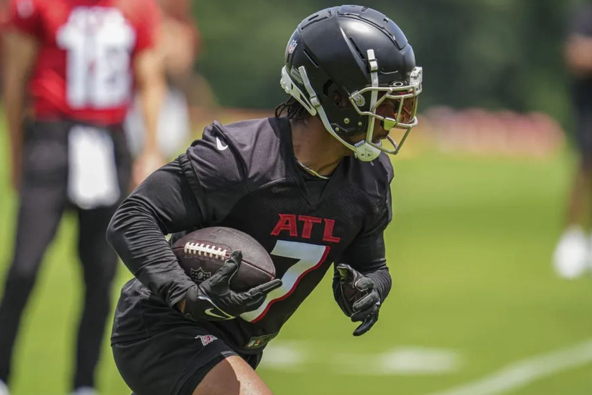 3 de junio de 2024; Atlanta, GA, EE. UU.; El corredor de los Atlanta Falcons, Bijan Robinson (7), se muestra en el campo durante las actividades organizadas por el equipo en las instalaciones de entrenamiento de los Falcons. Crédito obligatorio: Dale Zanine-USA TODAY Sports