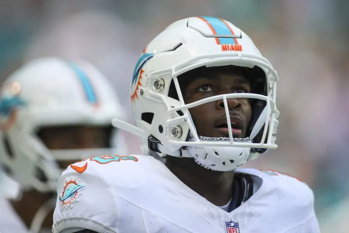 8 de octubre de 2023; Miami Gardens, Florida, EE. UU.; El corredor de los Miami Dolphins, De'Von Achane (28), observa después de anotar un touchdown contra los New York Giants durante el segundo cuarto en el Hard Rock Stadium. Créditos: Sam Navarro-USA TODAY Sports