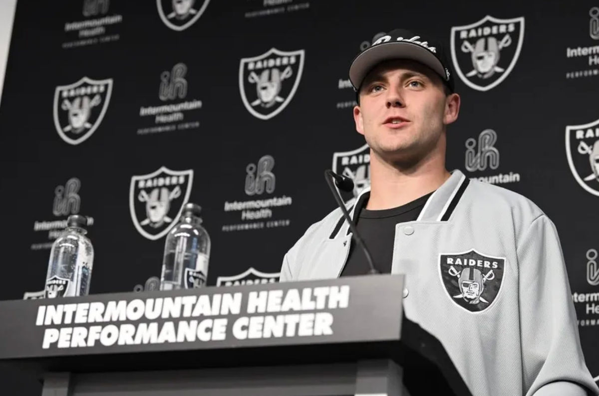 26 de abril de 2024; Henderson, NV, EE. UU.; El ala cerrada de los Raiders de Las Vegas, Brock Bowers, habla con los medios en el Intermountain Health Performance Center en Henderson, NV. Créditos: Candice Ward-USA TODAY Sports