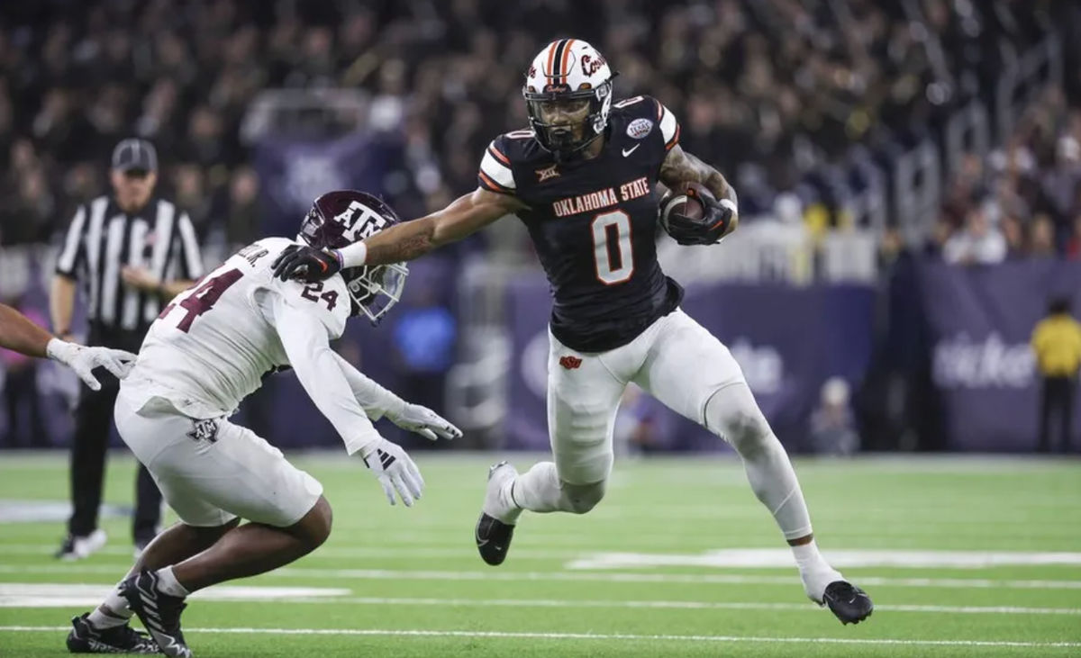 27 de diciembre de 2023; Houston, TX, EE. UU.; El corredor de los Oklahoma State Cowboys, Ollie Gordon II (0), corre con el balón mientras el apoyador de los Texas A&M Aggies, Chris Russell Jr. (24), intenta hacer un tackle durante el primer cuarto en el NRG Stadium. Crédito obligatorio: Troy Taormina-USA TODAY Sports