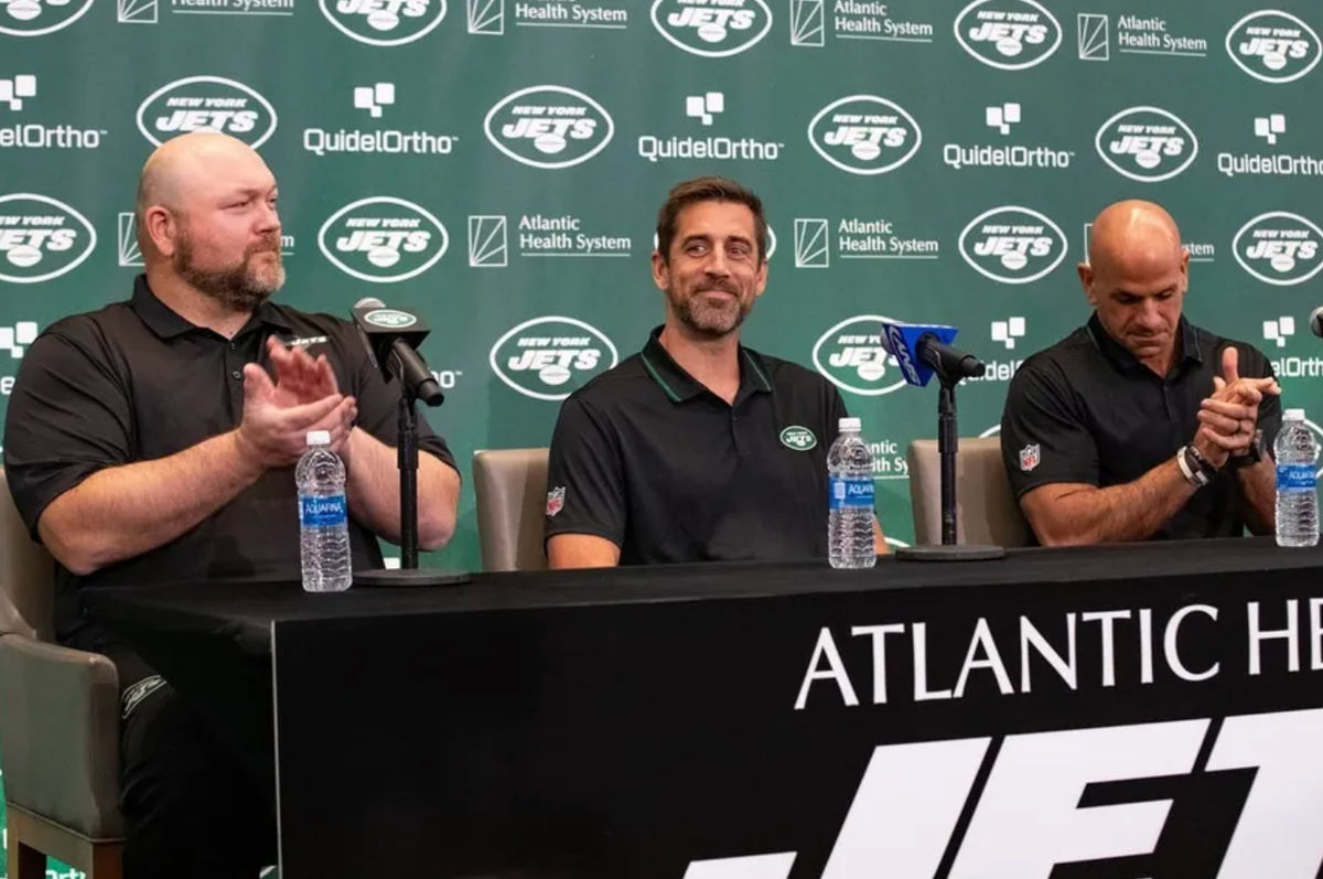 Apr 26, 2023; Florham Park, NJ, USA; New York Jets quarterback Aaron Rodgers (8) (center) is introduced during the introductory press conference alongside general manager Joe Douglas (left) and head coach Robert Saleh (right) at Atlantic Health Jets Training Center. credits: Tom Horak-USA TODAY Sports