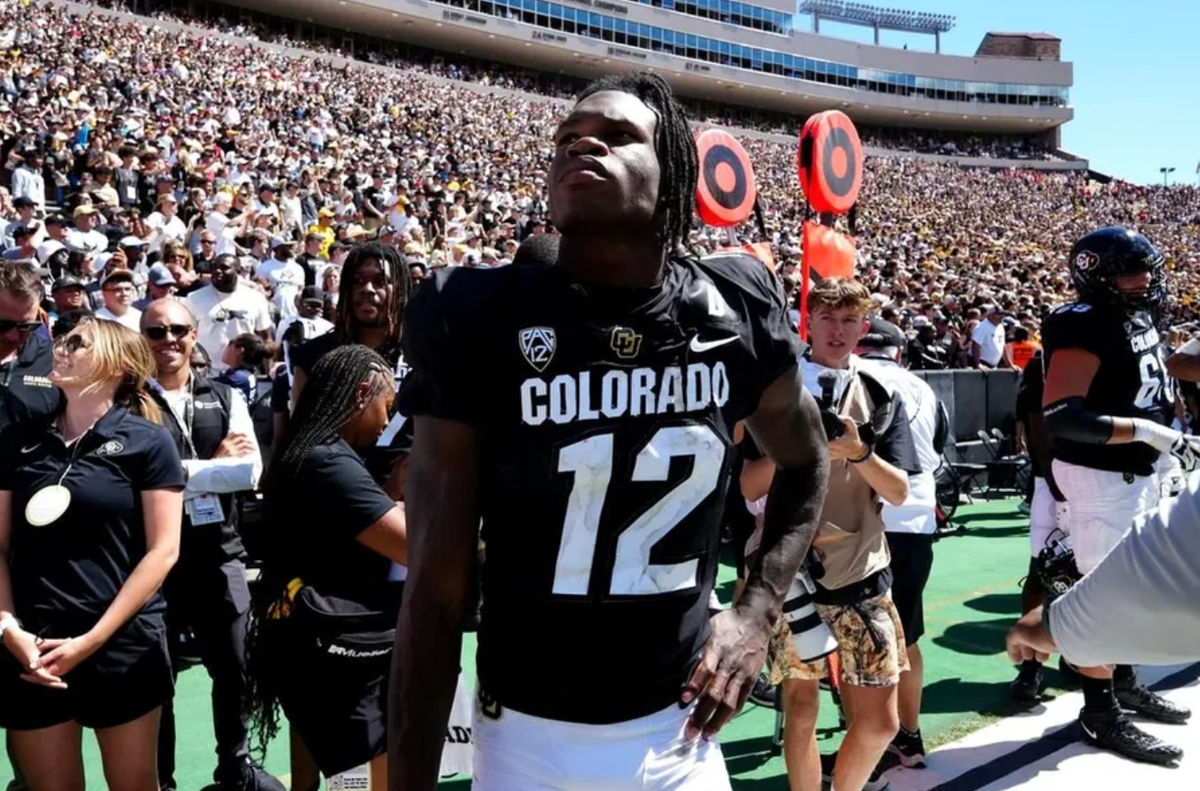 9 de septiembre de 2023; Boulder, Colorado, EE. UU.; El esquinero de los Colorado Buffaloes, Travis Hunter (12), después del partido contra los Nebraska Cornhuskers en Folsom Field. Créditos: Ron Chenoy-USA TODAY Sports