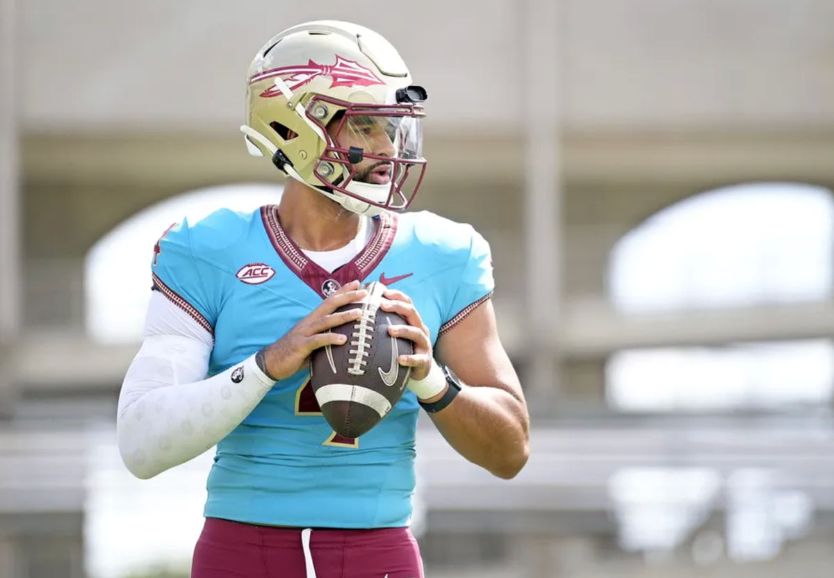 20 de abril de 2024; Tallahassee, Flórida, EUA; O quarterback DJ Uiagalelei (4) do Florida State Seminoles durante o Spring Showcase no Doak S. Campbell Stadium. Crédito obrigatório: Melina Myers-USA TODAY Sports