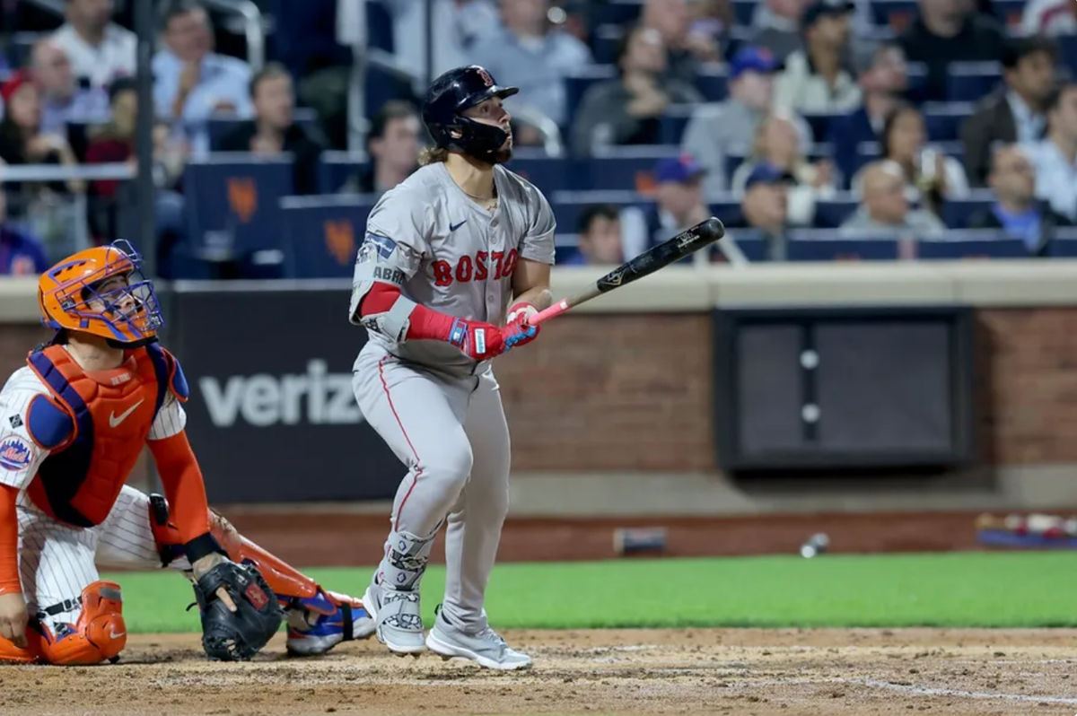 4 de septiembre de 2024; Ciudad de Nueva York, Nueva York, EE. UU.; El jardinero derecho de los Medias Rojas de Boston, Wilyer Abreu (52), sigue adelante con un elevado de sacrificio productor contra los Mets de Nueva York durante la tercera entrada en el Citi Field. Crédito obligatorio: Brad Penner-Imagn Images
