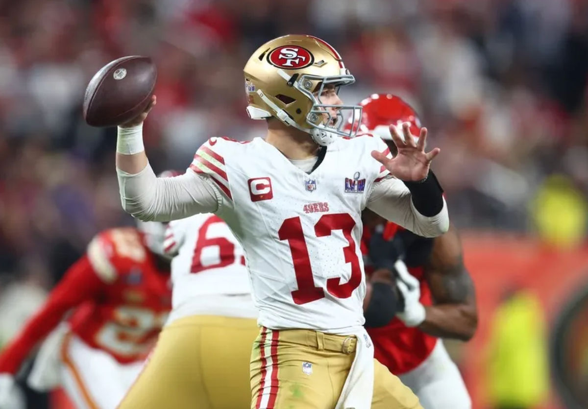 11 de febrero de 2024; Paradise, Nevada, EE. UU.; El mariscal de campo de los San Francisco 49ers, Brock Purdy (13), lanza un pase contra los Kansas City Chiefs en la segunda mitad del Super Bowl LVIII en el Allegiant Stadium. Créditos: Mark J. Rebilas-USA TODAY Sports