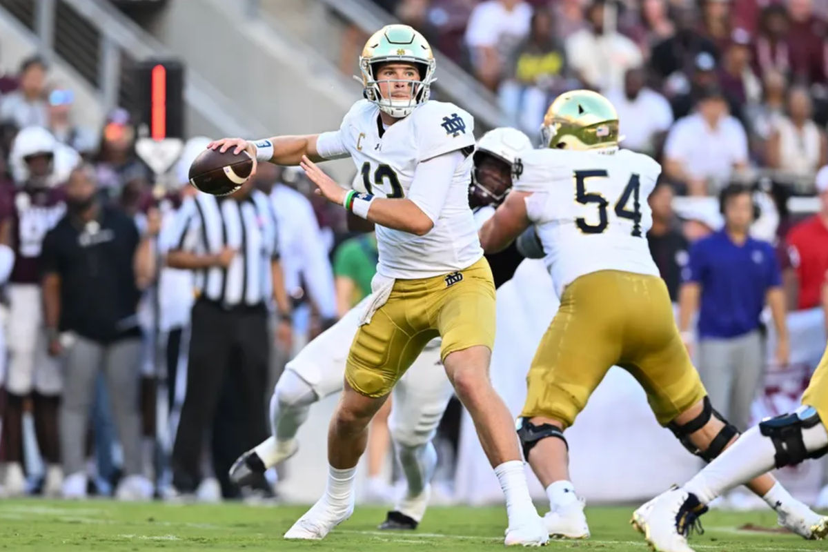 31 de agosto de 2024; College Station, Texas, EUA; O quarterback do Notre Dame Fighting Irish, Riley Leonard (13), tenta passar a bola. Crédito obrigatório: Maria Lysaker-Imagn Images