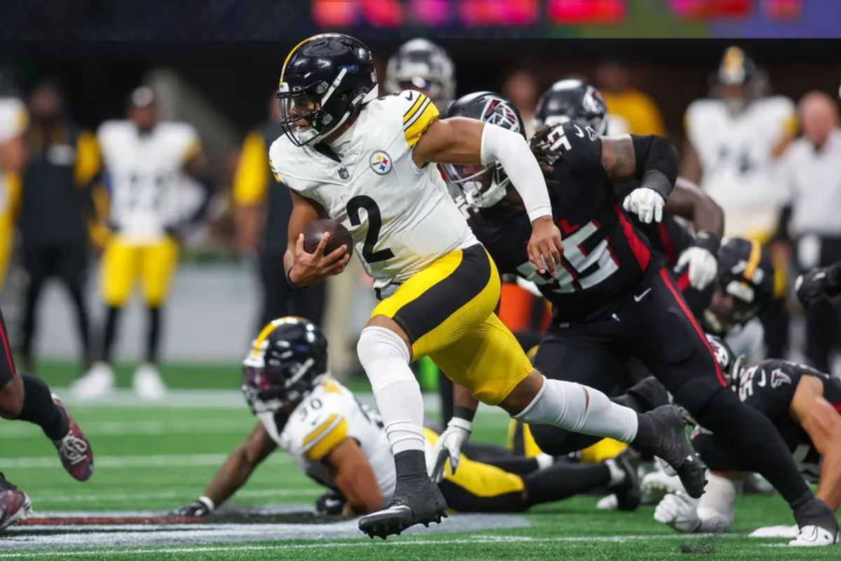8 de septiembre de 2024; Atlanta, Georgia, EE. UU.; El mariscal de campo de los Pittsburgh Steelers, Justin Fields (2), corre con el balón contra los Atlanta Falcons en el segundo cuarto en el Mercedes-Benz Stadium. Crédito obligatorio: Brett Davis-Imagn Images