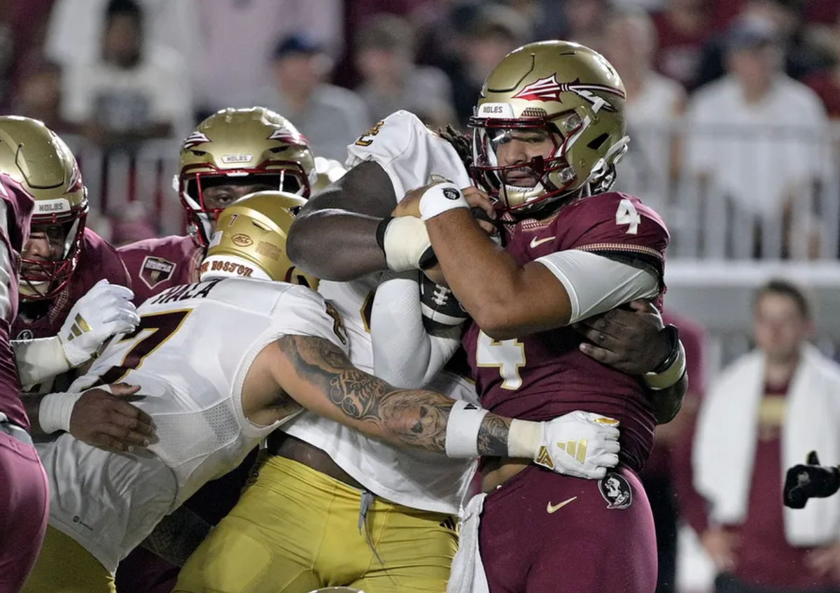 2 de setembro de 2024; Tallahassee, Flórida, EUA; O quarterback DJ Uiagalelei (4) do Florida State Seminoles é derrubado contra o Boston College Eagles no Doak S. Campbell Stadium. Crédito obrigatório: Melina Myers-Imagn Images