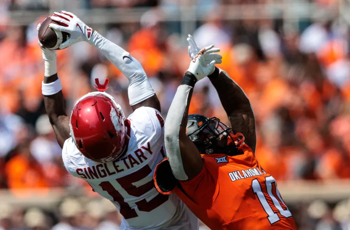 7 de setembro de 2024; Stillwater, Oklahoma, EUA; O defensive back do Arkansas Razorbacks, Jaheim Singletary (15), faz uma interceptação sobre o wide receiver do Oklahoma State Cowboys, Rashod Owens (10), durante o segundo quarto no Boone Pickens Stadium. Crédito obrigatório: William Purnell-Imagn Images