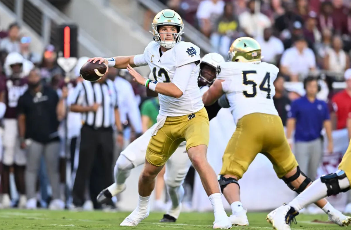 31 de agosto de 2024; College Station, Texas, EUA; O quarterback do Notre Dame Fighting Irish, Riley Leonard (13), tenta passar a bola durante o primeiro quarto contra o Texas A&M Aggies no Kyle Field. Crédito obrigatório: Maria Lysaker-Imagn Images