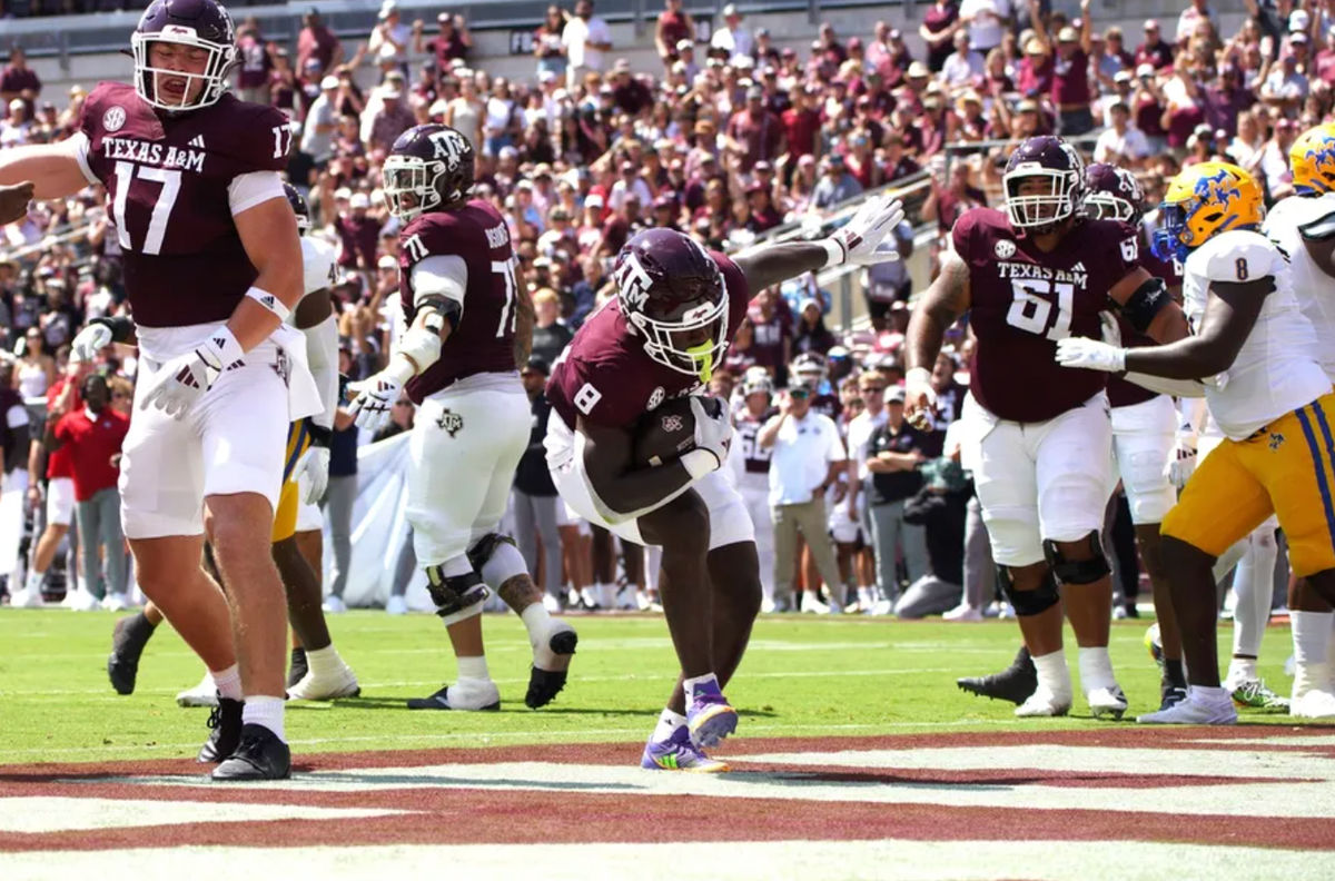 7 de setembro de 2024; College Station, Texas, EUA; O running back do Texas A&amp;M Aggies, Le'Veon Moss (8), marca um touchdown contra o McNeese State Cowboys durante o primeiro quarto no Kyle Field. Crédito obrigatório: Dustin Safranek-Imagn Images