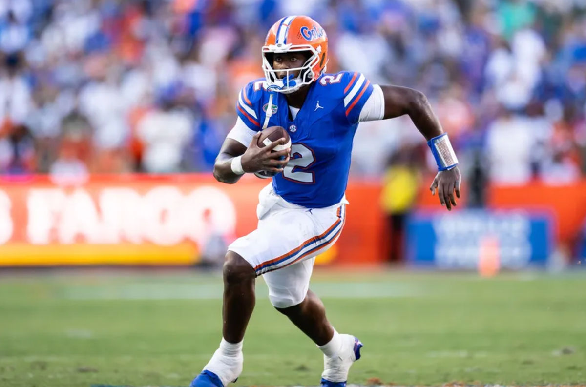 31 de agosto de 2024; Gainesville, Flórida, EUA; O quarterback do Florida Gators, DJ Lagway (2), corre com a bola contra o Miami Hurricanes durante o segundo tempo no Ben Hill Griffin Stadium. Crédito obrigatório: Matt Pendleton-Imagn Images