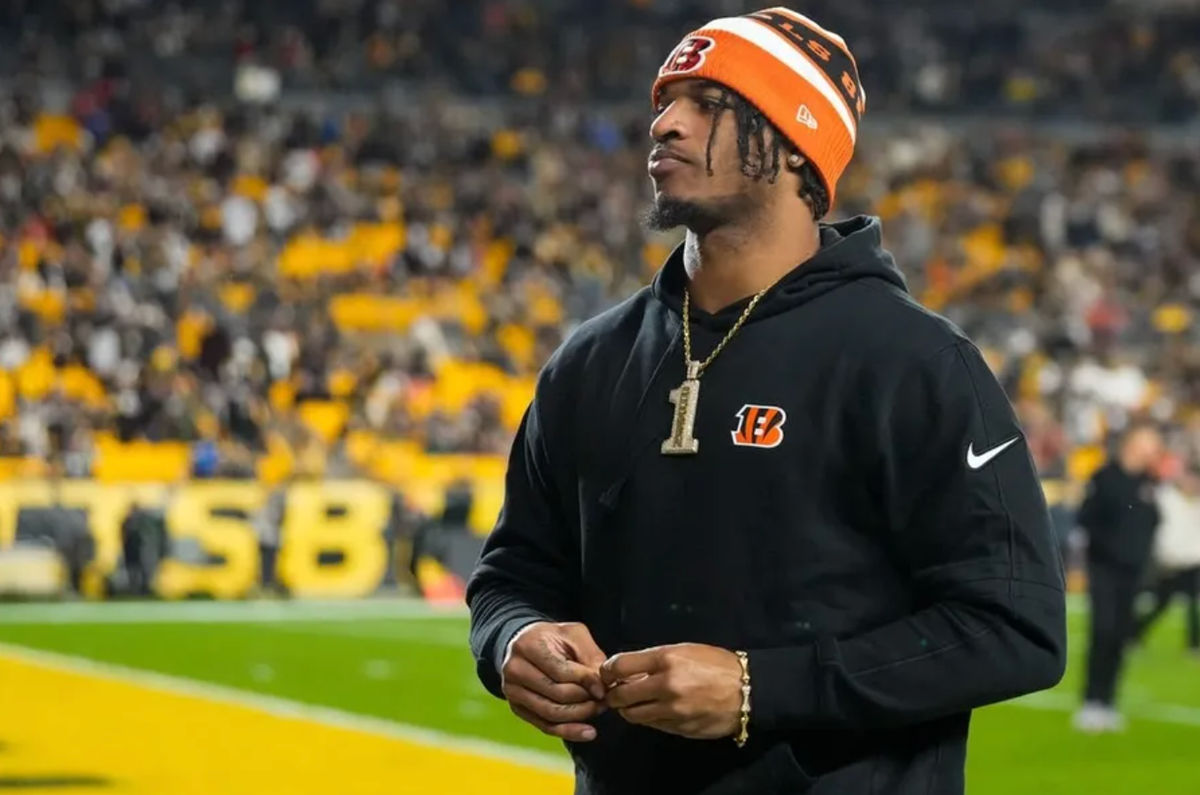 El receptor abierto lesionado de los Cincinnati Bengals, Ja'Marr Chase (1), camina hacia el vestuario en el entretiempo del partido NFL 16 entre los Pittsburgh Steelers y los Cincinnati Bengals en el Acrisure Stadium en Pittsburgh el sábado 23 de diciembre de 2023. Los Steelers lideraban 24-0 en el entretiempo. Créditos: Sam Greene/The Enquirer / USA TODAY NETWORK