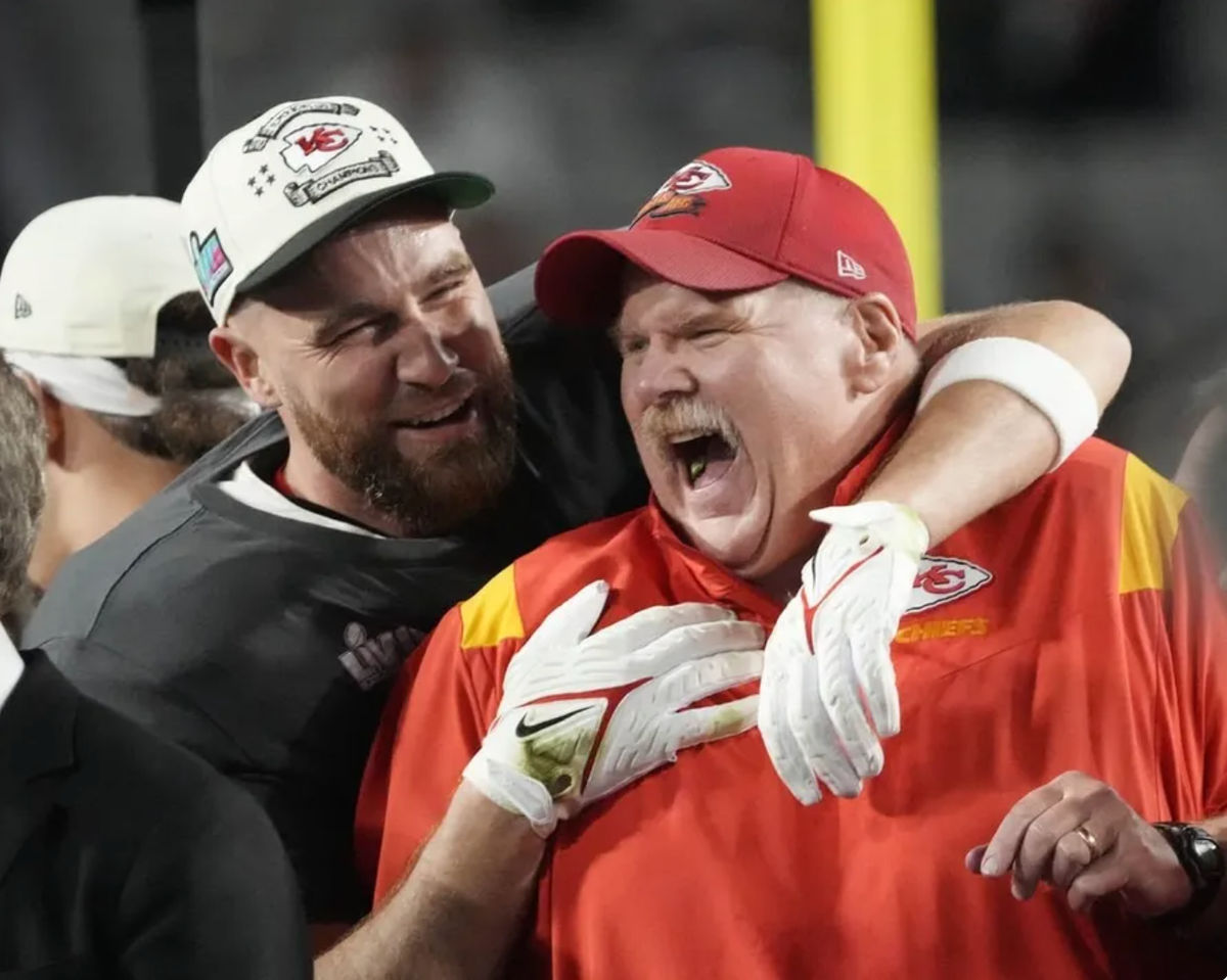 12 de fevereiro de 2023: Andy Reid e Travis Kelce comemoram a vitória do Kansas City Chiefs sobre o Philadelphia Eagles no Super Bowl LVII no State Farm Stadium em Glendale, Arizona. créditos: Michael Chow / USA TODAY NETWORK