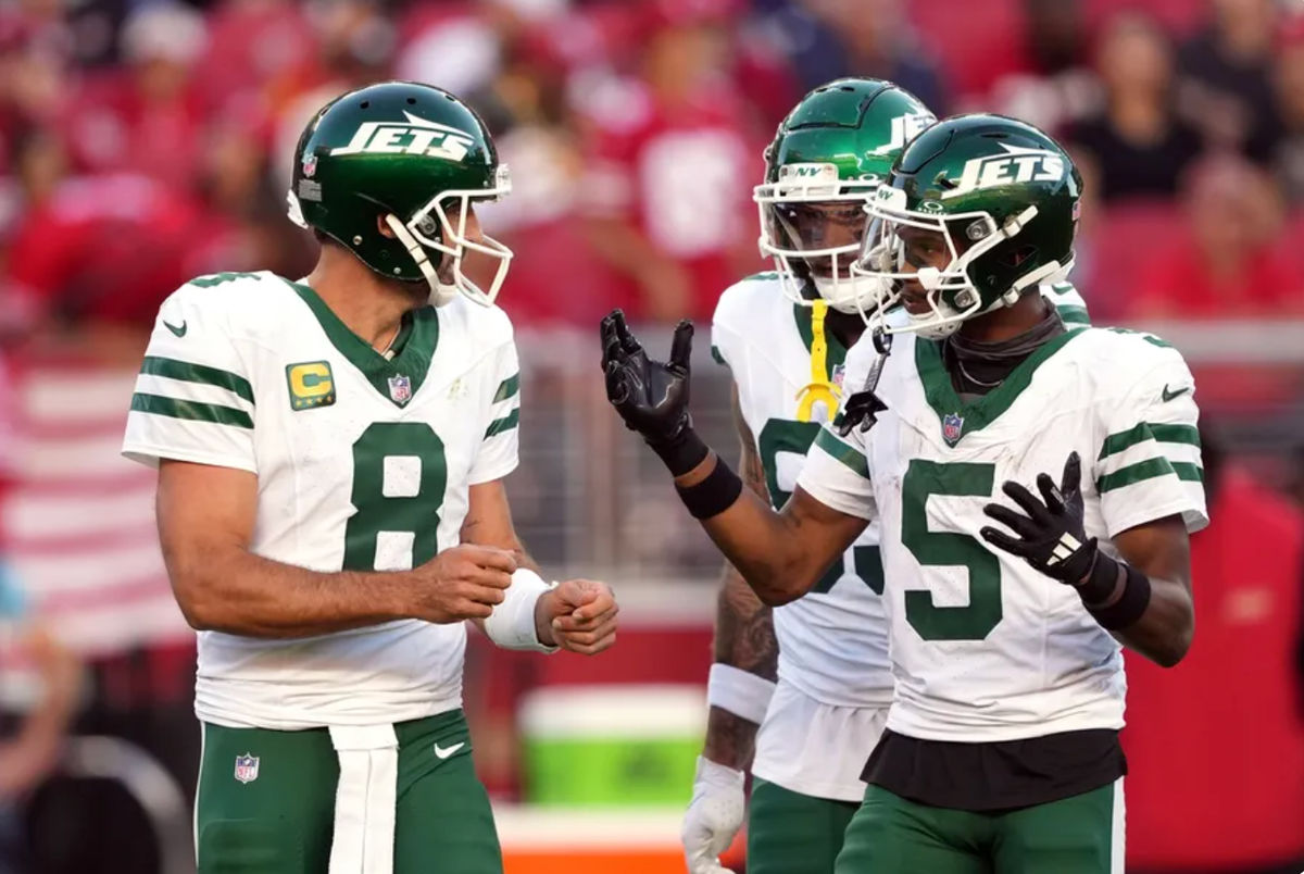 9 de setembro de 2024; Santa Clara, Califórnia, EUA; O quarterback do New York Jets Aaron Rodgers (8) e o wide receiver Garrett Wilson (5) conversam em campo durante o segundo quarto contra o San Francisco 49ers no Levi's Stadium. Crédito obrigatório: Darren Yamashita-Imagn Images