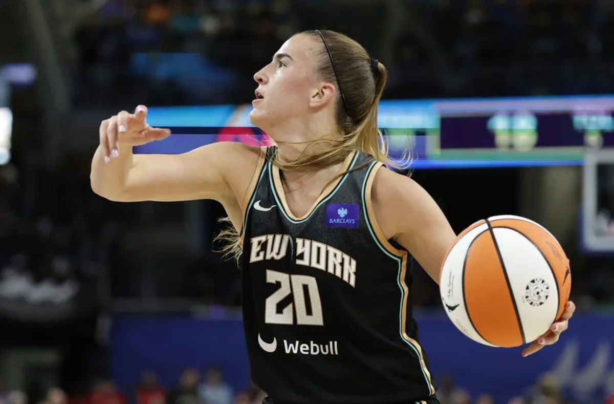 13 de julho de 2024; Chicago, Illinois, EUA; A armadora do New York Liberty, Sabrina Ionescu (20), dirige até a cesta contra o Chicago Sky durante o primeiro tempo de um jogo da WNBA na Wintrust Arena. Crédito obrigatório: Kamil Krzaczynski-USA TODAY Sports