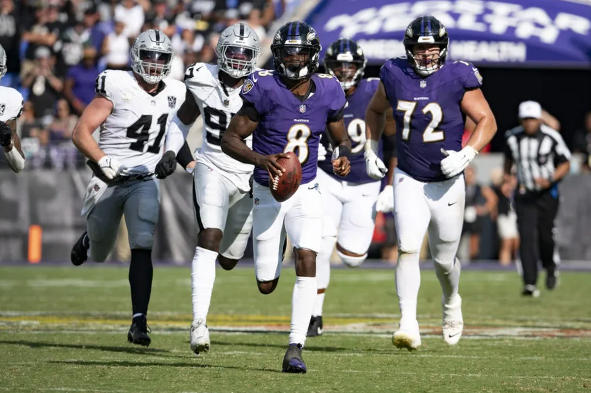 15 de septiembre de 2024; Baltimore, Maryland, EE. UU.; El mariscal de campo de los Baltimore Ravens, Lamar Jackson (8), corre durante la segunda mitad contra los Las Vegas Raiders en el estadio M&T Bank. Crédito obligatorio: Tommy Gilligan-Imagn Images