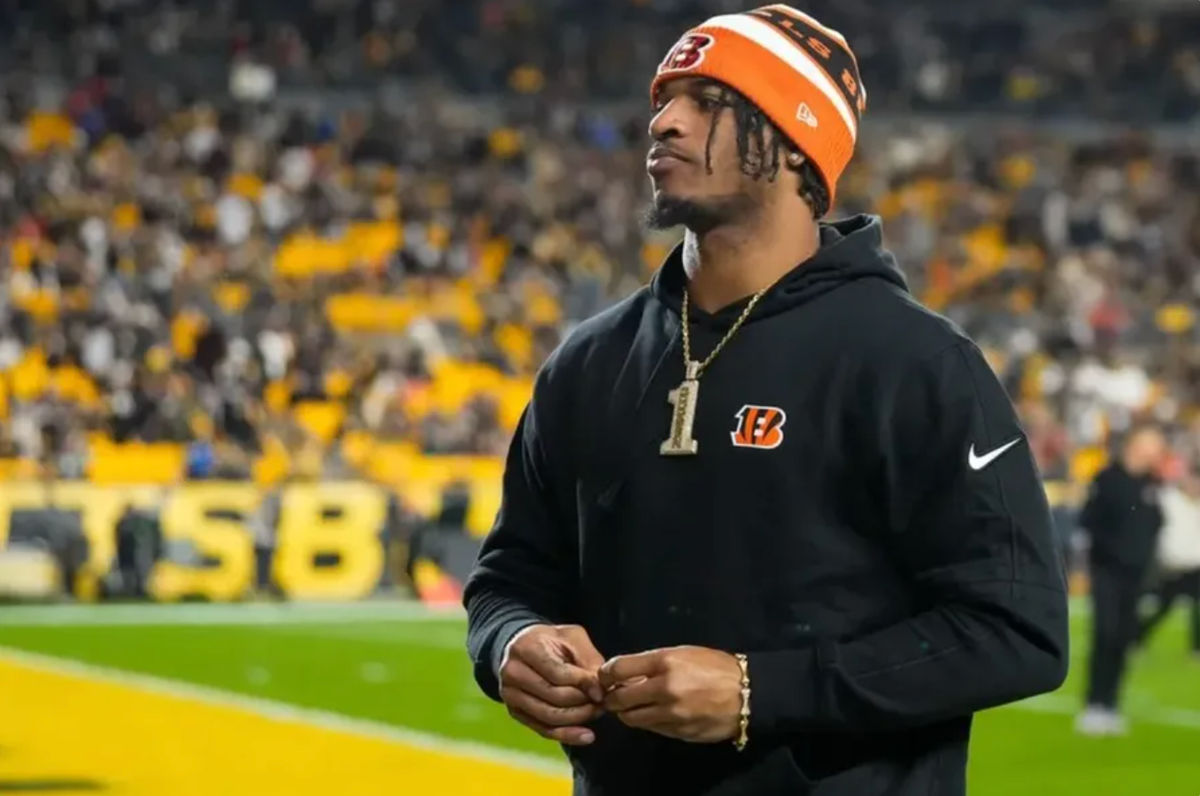 El receptor abierto lesionado de los Cincinnati Bengals, Ja'Marr Chase (1), camina hacia el vestuario en el entretiempo del partido NFL 16 entre los Pittsburgh Steelers y los Cincinnati Bengals en el Acrisure Stadium en Pittsburgh el sábado 23 de diciembre de 2023. Los Steelers lideraban 24-0 en el entretiempo. Créditos: Sam Greene/The Enquirer / USA TODAY NETWORK
