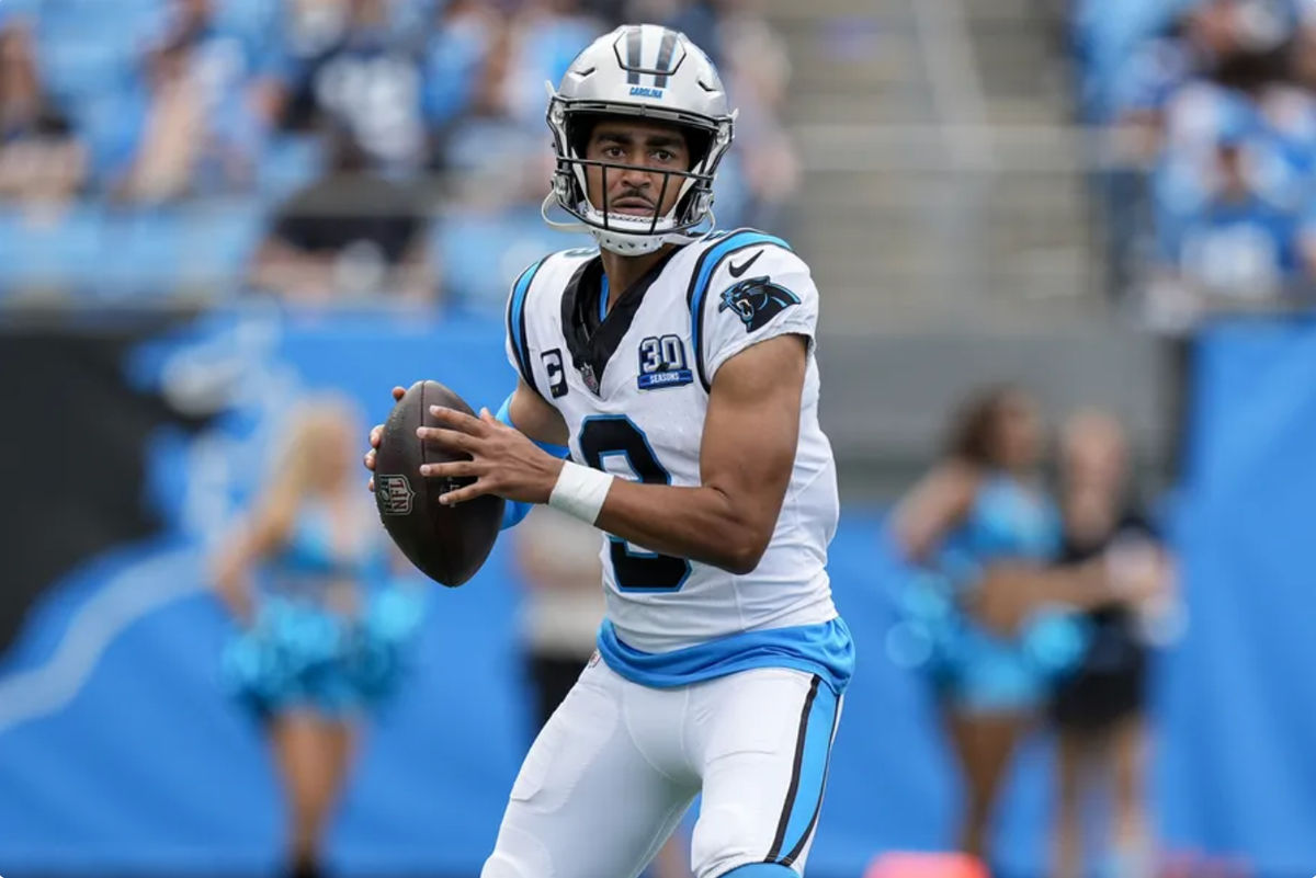 15 de septiembre de 2024; Charlotte, Carolina del Norte, EE. UU.; El mariscal de campo de los Carolina Panthers, Bryce Young (9), lanza contra Los Angeles Chargers durante la segunda mitad en el Bank of America Stadium. Crédito obligatorio: Jim Dedmon-Imagn Images