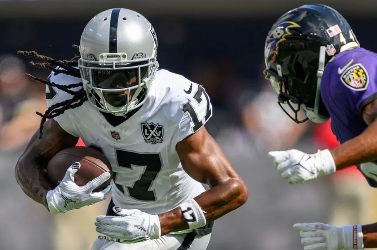 15 de septiembre de 2024; Baltimore, Maryland, EE. UU.; El receptor abierto de los Raiders de Las Vegas, Davante Adams (17), corre con el balón mientras el esquinero de los Ravens de Baltimore, Marlon Humphrey (44), defiende durante la segunda mitad en el estadio M&T Bank. Crédito obligatorio: Reggie Hildred-Imagn Images