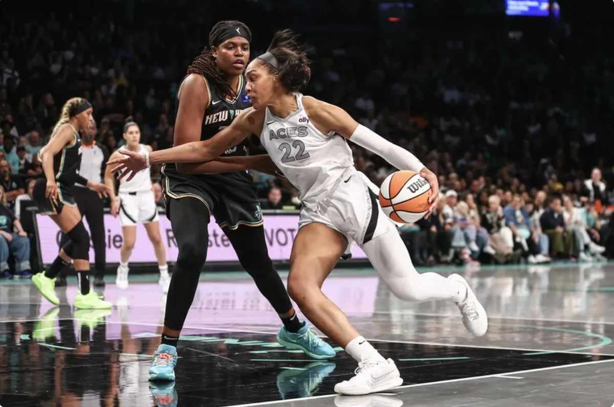1º de outubro de 2024; Brooklyn, Nova York, EUA; A pivô do Las Vegas Aces, A'ja Wilson (22), passa por Jonquel Jones (35), atacante do New York Liberty, durante o segundo jogo das semifinais da WNBA de 2024 no Barclays Center. Crédito obrigatório: Wendell Cruz-Imagn Images