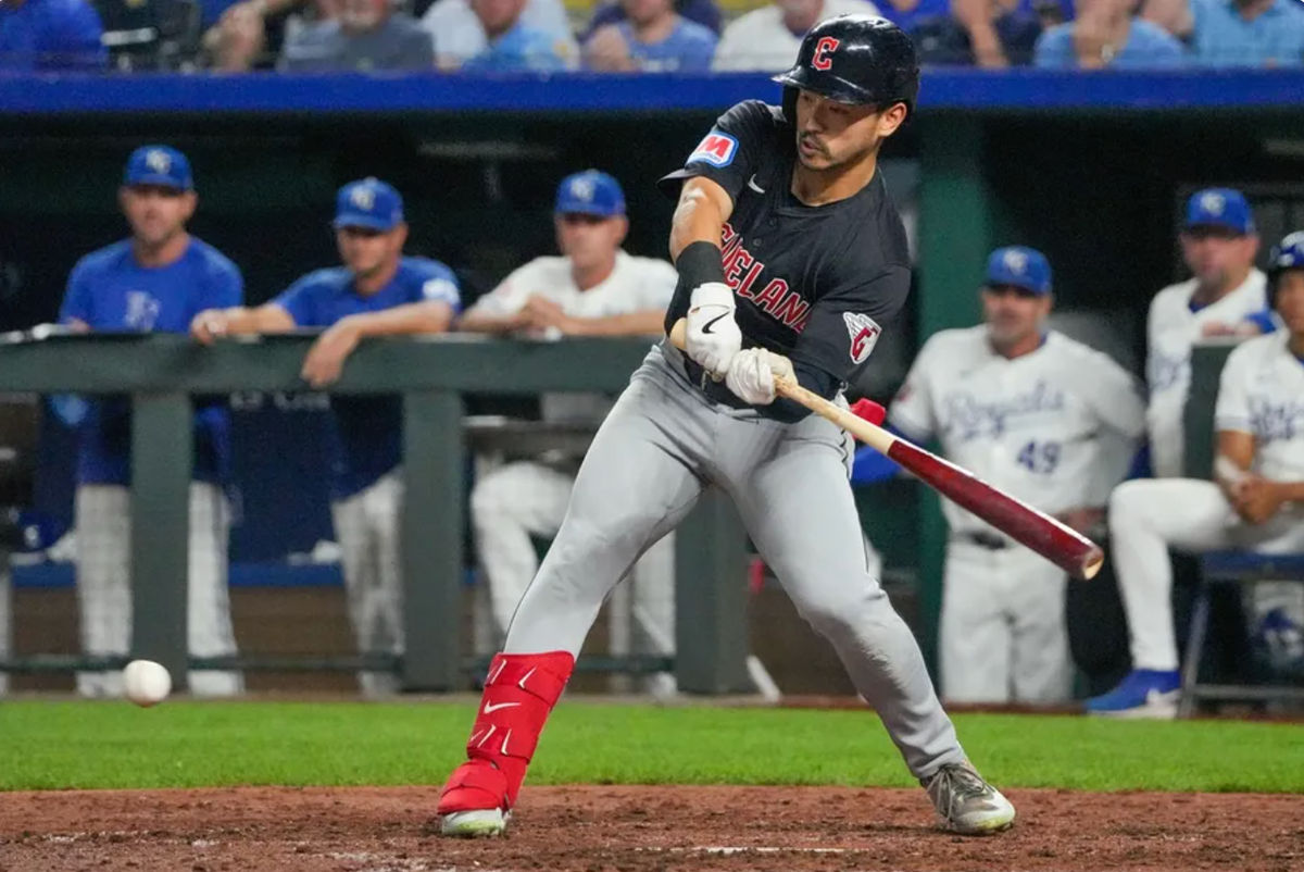 4 de septiembre de 2024; Kansas City, Missouri, EE. UU.; El jardinero izquierdo de los Cleveland Guardians, Steven Kwan (38), bateó contra los Kansas City Royals en la octava entrada en el Kauffman Stadium. Crédito obligatorio: Denny Medley-Imagn Images
