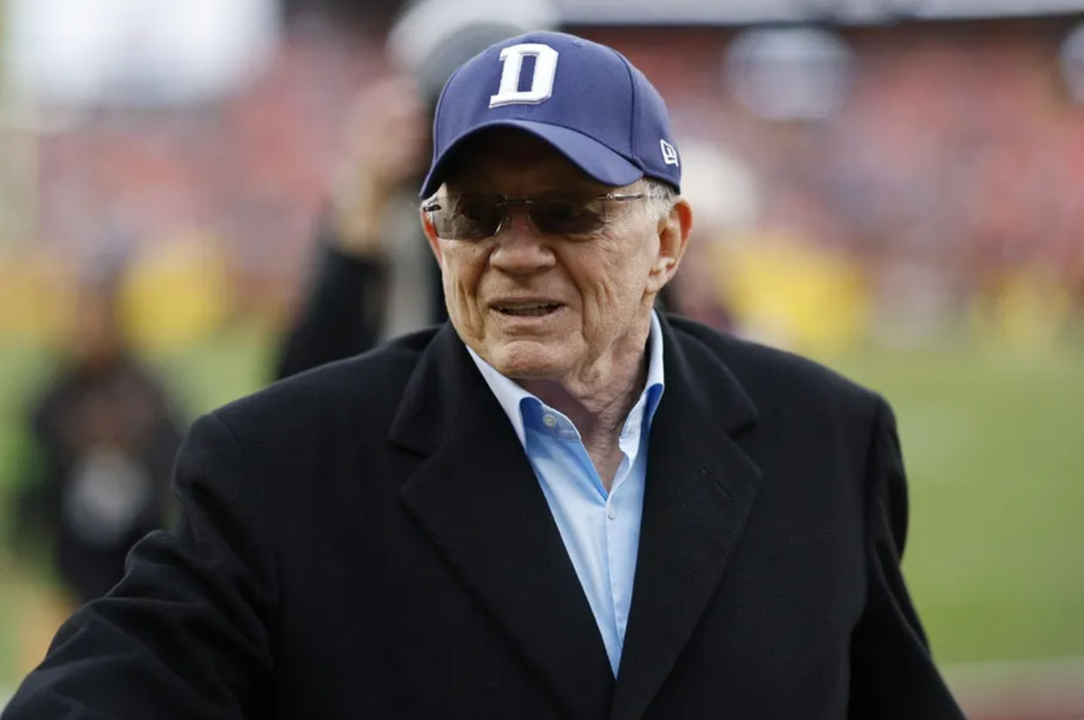 El dueño de los Dallas Cowboys, Jerry Jones, abandona el campo después de los calentamientos previos al partido contra los Washington Commanders en el FedExField. Crédito obligatorio: Geoff Burke-USA TODAY Sports