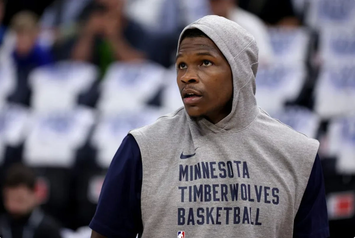30 de maio de 2024; Minneapolis, Minnesota, EUA; O armador do Minnesota Timberwolves Anthony Edwards (5) se aquece antes do quinto jogo das finais da conferência oeste para os playoffs da NBA de 2024 contra o Dallas Mavericks no Target Center. Crédito obrigatório: Jesse Johnson-USA TODAY Sports
