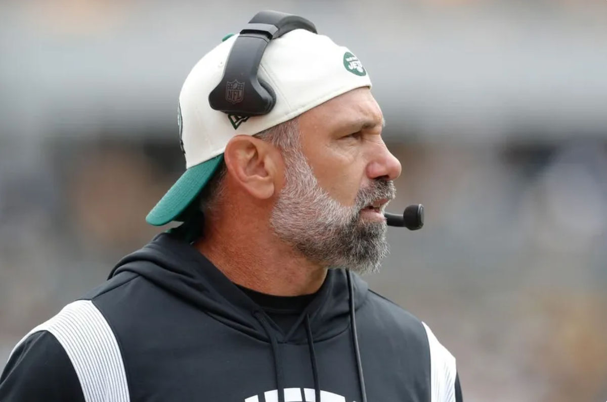 2 de octubre de 2022; Pittsburgh, Pensilvania, EE. UU.; El coordinador defensivo de los New York Jets, Jeff Ulbrich, al margen del campo contra los Pittsburgh Steelers durante el segundo cuarto en el estadio Acrisure. Créditos: Charles LeClaire-USA TODAY Sports