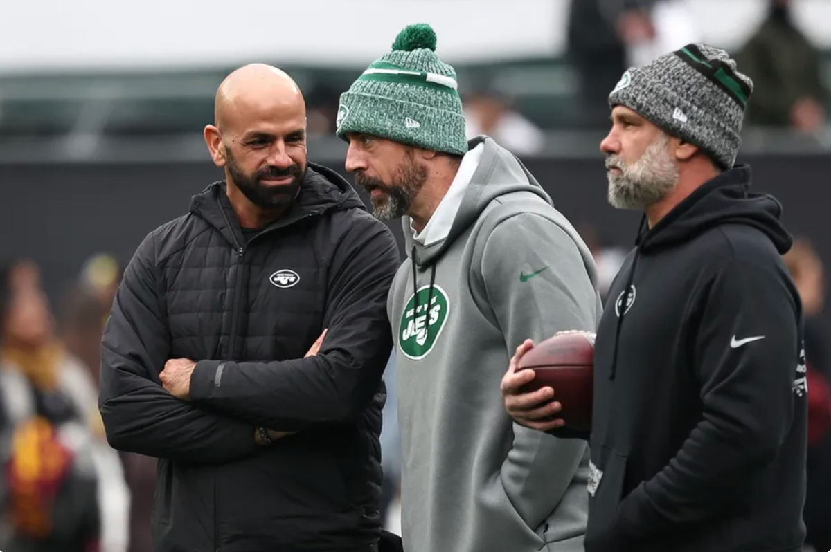 24 de diciembre de 2023; East Rutherford, Nueva Jersey, EE. UU.; El entrenador en jefe de los New York Jets, Robert Saleh (izquierda), habla con el mariscal de campo Aaron Rodgers (centro) antes del partido contra los Washington Commanders en el MetLife Stadium. Crédito obligatorio: Vincent Carchietta-USA TODAY Sports