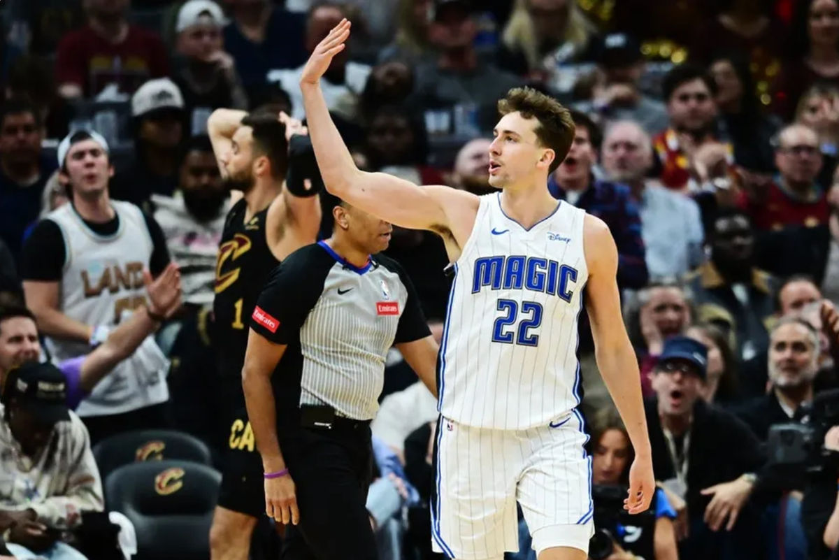 30 de abril de 2024; Cleveland, Ohio, EUA; O atacante do Orlando Magic, Franz Wagner (22), reage após uma cesta durante o segundo tempo contra o Cleveland Cavaliers no quinto jogo da primeira rodada dos playoffs da NBA de 2024 no Rocket Mortgage FieldHouse. Crédito obrigatório: Ken Blaze-USA TODAY Sports