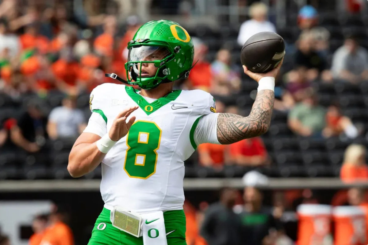 FOTO USA Today Sports Images. El mariscal de campo de Oregon, Dillon Gabriel, lanza un pase durante los calentamientos cuando los Oregon State Beavers reciben a los Oregon Ducks el sábado 14 de septiembre de 2024 en el Reser Stadium en Corvallis, Oregon.
