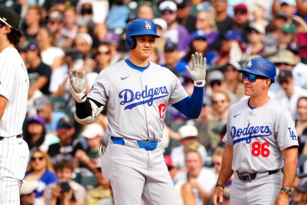 29 de setembro de 2024; Denver, Colorado, EUA; O rebatedor designado do Los Angeles Dodgers, Shohei Ohtani (17), comemora seu single durante o oitavo inning contra o Colorado Rockies no Coors Field. Crédito obrigatório: Ron Chenoy-Imagn Images