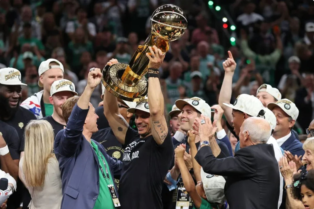 17 de junio de 2024; Boston, Massachusetts, EE. UU.; El entrenador en jefe de los Boston Celtics, Joe Mazzulla, levanta el trofeo mientras celebra después de ganar las Finales de la NBA de 2024 contra los Dallas Mavericks en el TD Garden. Crédito obligatorio: Peter Casey-USA TODAY Sports