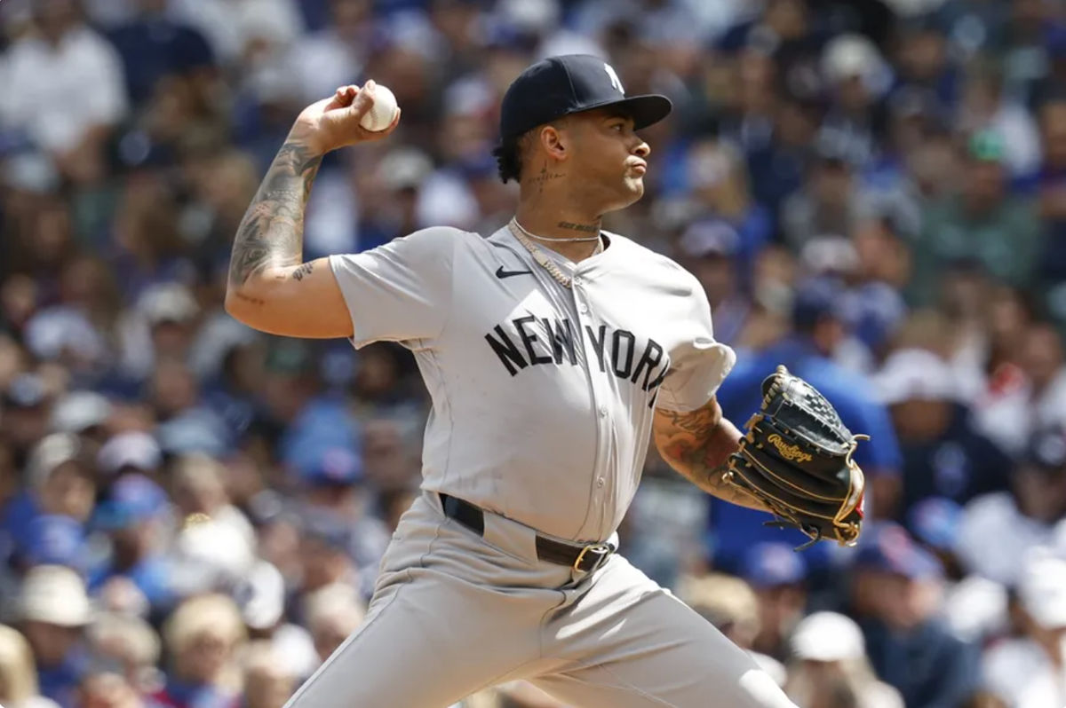 6 de setembro de 2024; Chicago, Illinois, EUA; O arremessador titular do New York Yankees, Luis Gil (81), faz um arremesso contra o Chicago Cubs durante o primeiro inning no Wrigley Field. Crédito obrigatório: Kamil Krzaczynski-Imagn Images