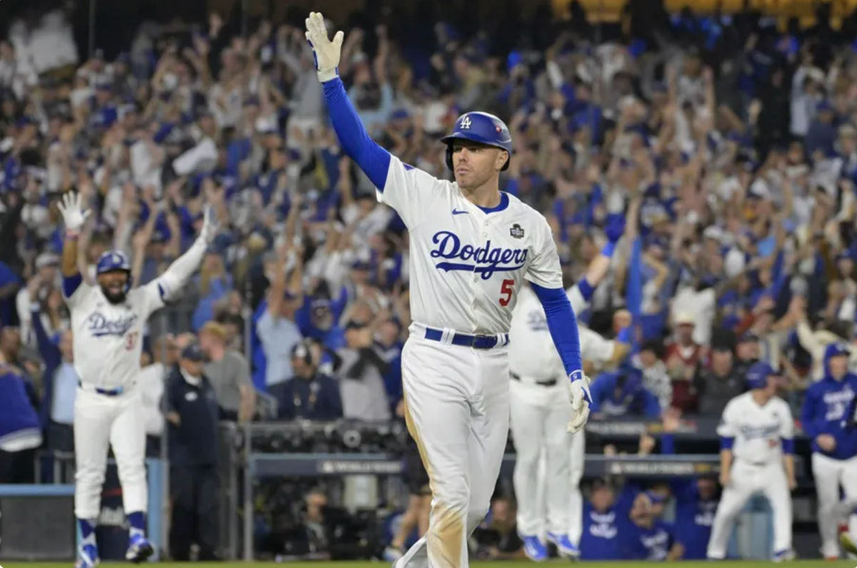 25 de octubre de 2024; Los Ángeles, California, EE. UU.; El primera base de los Dodgers de Los Ángeles, Freddie Freeman (5), celebra después de conectar un jonrón con las bases llenas en la décima entrada contra los Yankees de Nueva York durante el primer juego de la Serie Mundial de la MLB de 2024 en el Dodger Stadium. Crédito obligatorio: Jayne Kamin-Oncea-Imagn Images