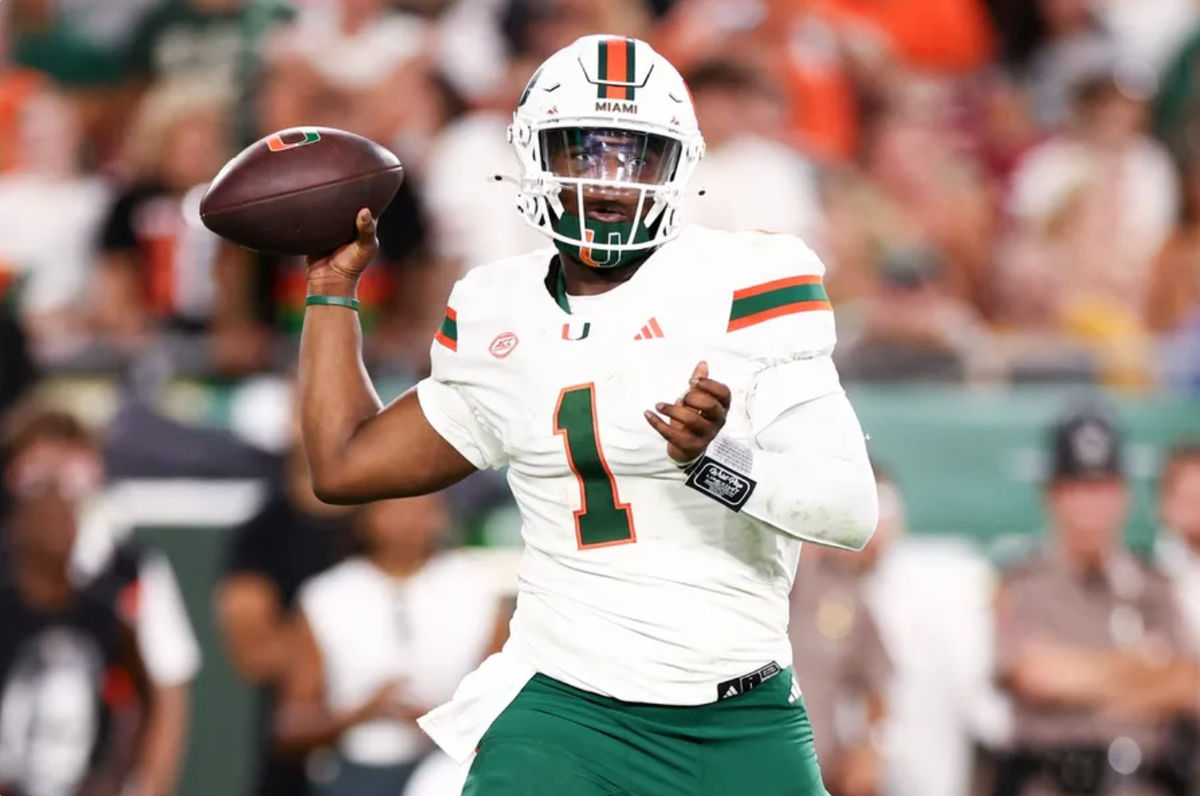 21 de septiembre de 2024; Tampa, Florida, EE. UU.; El mariscal de campo de los Miami Hurricanes, Cam Ward (1), retrocede para lanzar contra los South Florida Bulls en el segundo cuarto en el Raymond James Stadium. Crédito obligatorio: Nathan Ray Seebeck-Imagn Images