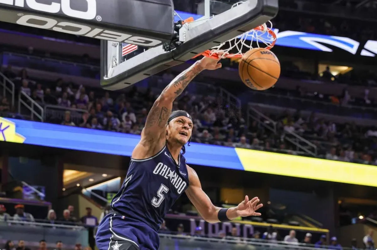 21 de março de 2024; Orlando, Flórida, EUA; O ala do Orlando Magic, Paolo Banchero (5), enterra durante o segundo quarto contra o New Orleans Pelicans no KIA Center. créditos: Mike Watters-USA TODAY Sports
