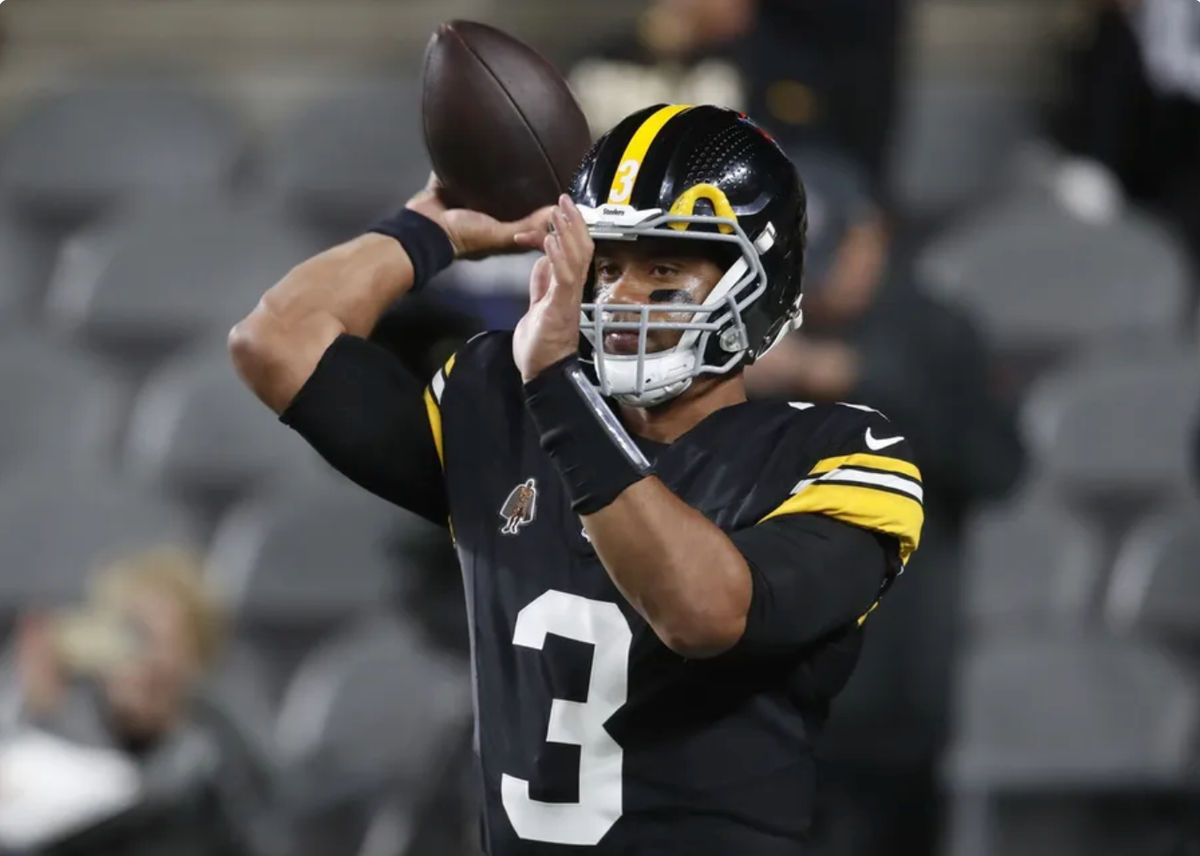 20 de octubre de 2024; Pittsburgh, Pensilvania, EE. UU.; El mariscal de campo de los Pittsburgh Steelers, Russell Wilson (3), calienta antes del partido contra los New York Jets en el estadio Acrisure. Crédito obligatorio: Charles LeClaire-Imagn Images