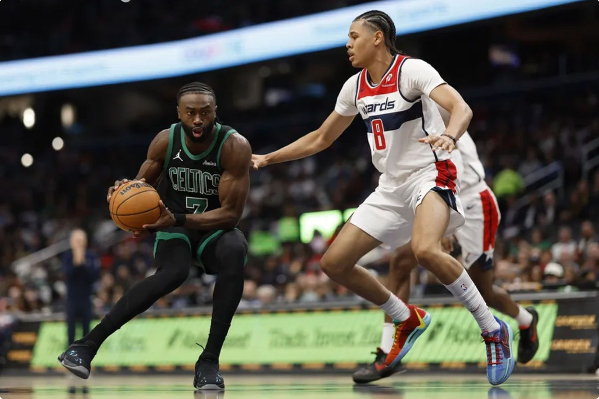 24 de outubro de 2024; Washington, Distrito de Columbia, EUA; O armador do Boston Celtics Jaylen Brown (7) avança para a cesta enquanto o atacante do Washington Wizards Kyshawn George (18) defende no primeiro tempo na Capital One Arena. Crédito obrigatório: Geoff Burke-Imagn Images