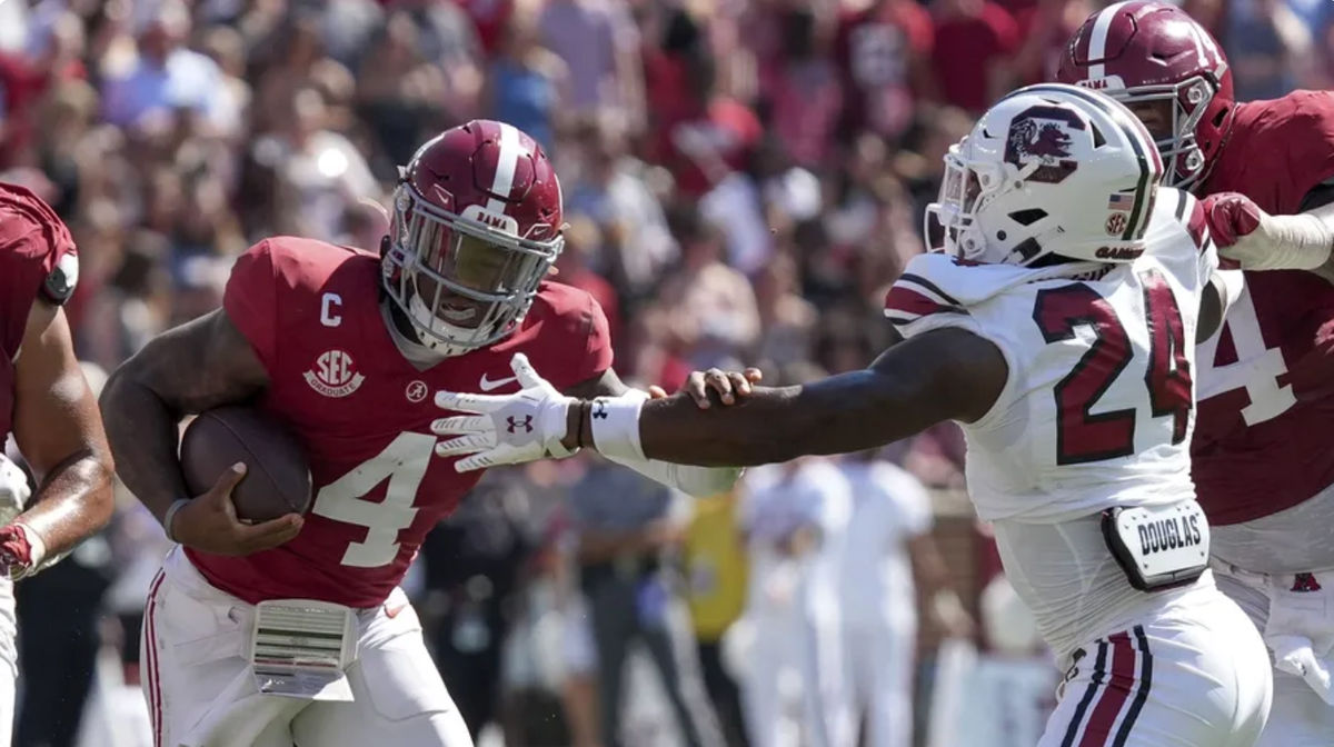 12 de outubro de 2024; Tuscaloosa, Alabama, EUA; O quarterback do Alabama Crimson Tide, Jalen Milroe (4), tenta evitar uma tentativa de tackle do defensive back do South Carolina Gamecocks, Jalon Kilgore (24), no Bryant-Denny Stadium. Crédito obrigatório: Gary Cosby Jr.-Imagn Images