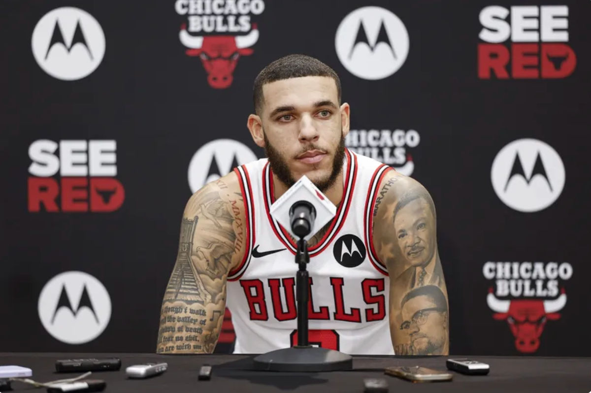 30 de septiembre de 2024; Chicago, Illinois, EE. UU.; El base de los Chicago Bulls, Lonzo Ball (2), habla con la prensa durante el Media Day. Crédito obligatorio: Kamil Krzaczynski-Imagn Images