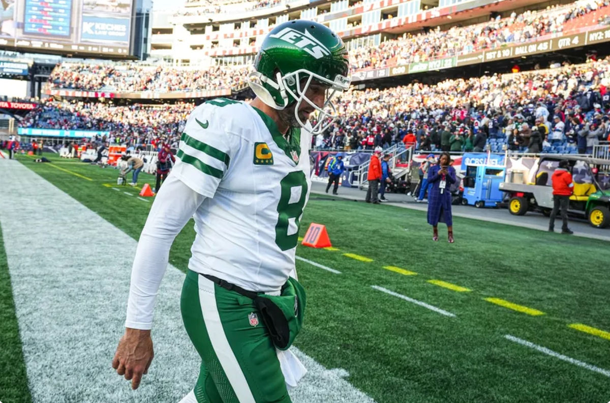 27 de octubre de 2024; Foxborough, Massachusetts, EE. UU.; El mariscal de campo de los New York Jets, Aaron Rodgers (8), sale del campo después de ser derrotado por los New England Patriots en la segunda mitad en el Gillette Stadium. Crédito obligatorio: David Butler II-Imagn Images