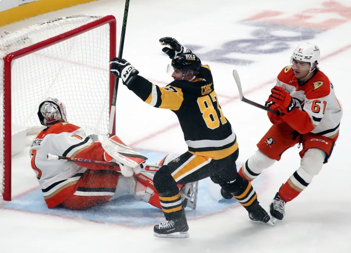 31 de outubro de 2024; Pittsburgh, Pensilvânia, EUA; O pivô do Pittsburgh Penguins Sidney Crosby (87) reage após marcar o gol da vitória contra o goleiro do Anaheim Ducks Lukas Dostal (1) na prorrogação na PPG Paints Arena. Crédito obrigatório: Charles LeClaire-Imagn Images