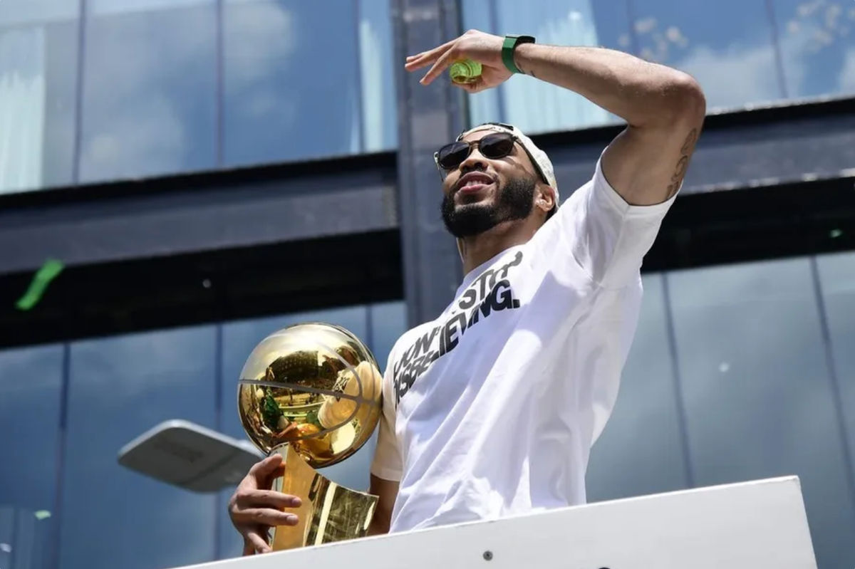 21 de junho de 2024; Boston, MA, EUA; O jogador do Boston Celtics Jayson Tatum em um barco de pato durante o desfile do campeonato do Boston Celtics. Crédito obrigatório: Bob DeChiara-USA TODAY Sports