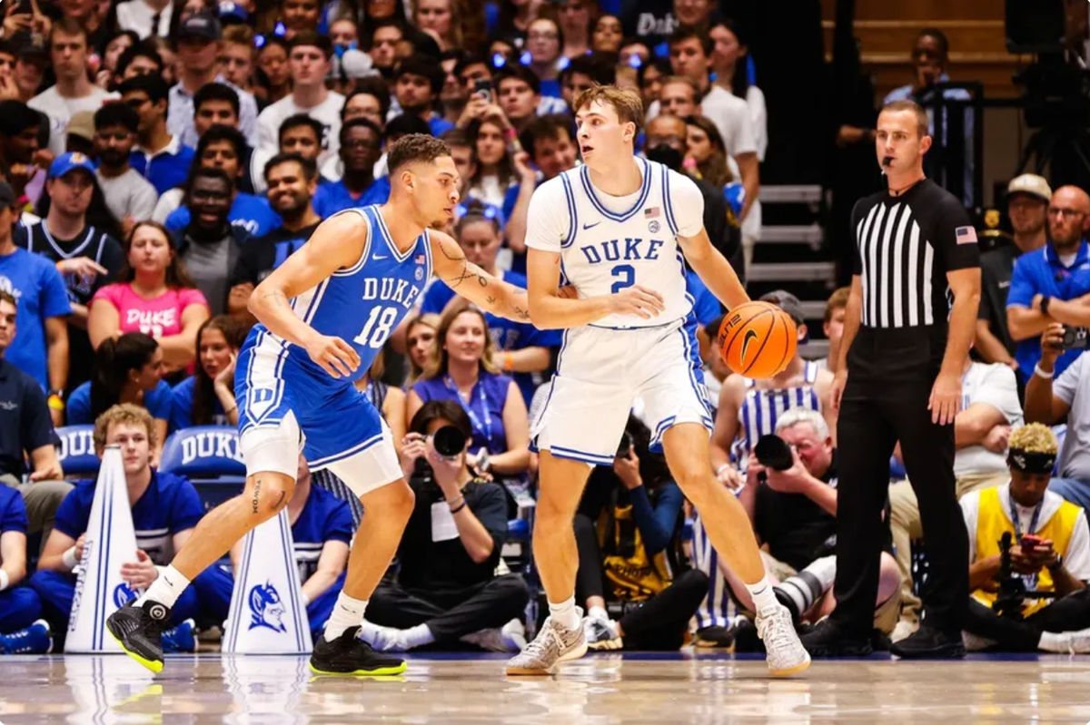 4 de outubro de 2024; Durham, NC, EUA; O armador do Duke Blue Devils, Cooper Flagg (2), dribla a bola contra o atacante Mason Gillis (18) com a bola durante o Countdown to Craziness no Cameron Indoor Stadium. Crédito obrigatório: Jaylynn Nash-Imagn Images