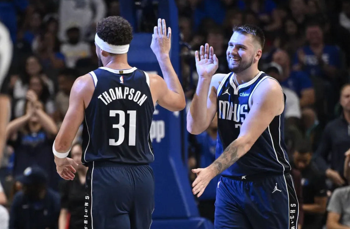 24 de outubro de 2024; Dallas, Texas, EUA; O armador do Dallas Mavericks Klay Thompson (31) e o armador Luka Doncic (77) comemoram durante o segundo tempo contra o San Antonio Spurs no American Airlines Center. Crédito obrigatório: Jerome Miron-Imagn Images