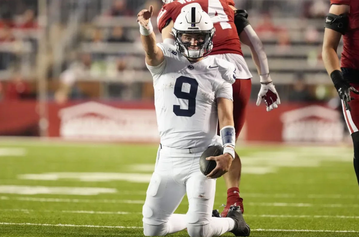 26 de outubro de 2024; Madison, Wisconsin, EUA; O quarterback do Penn State Nittany Lions, Beau Pribula (9), comemora após ganhar um first down durante o quarto período contra o Wisconsin Badgers no Camp Randall Stadium. Crédito obrigatório: Jeff Hanisch-Imagn Images