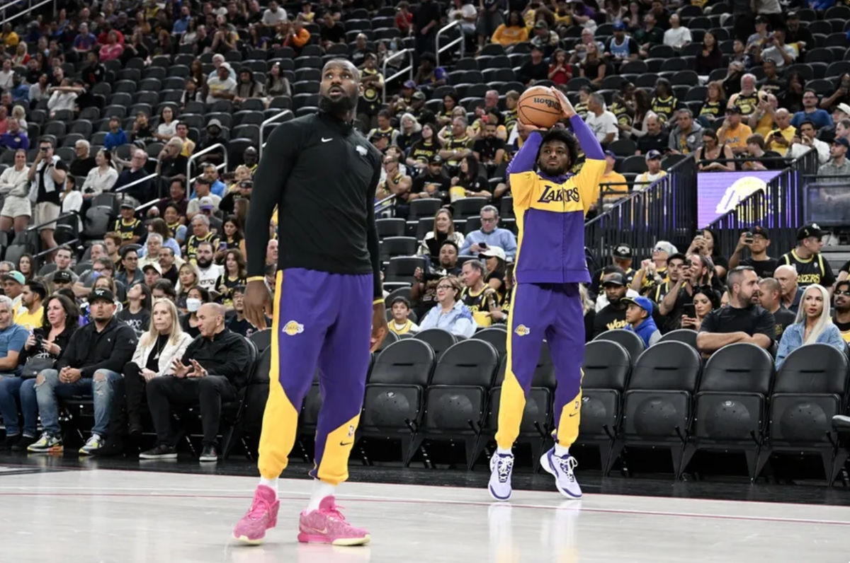 15 de outubro de 2024; Las Vegas, Nevada, EUA; O atacante do Los Angeles Lakers, LeBron James (23), aquece com o armador Bronny James (9) antes do jogo de pré-temporada contra o Golden State Warriors na T-Mobile Arena. Crédito obrigatório: Candice Ward-Imagn Images