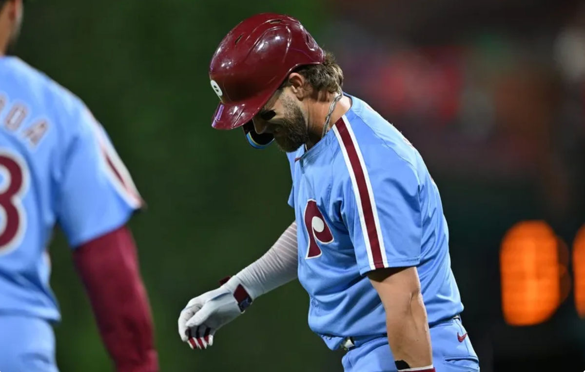 27 de junio de 2024; Filadelfia, Pensilvania, EE. UU.; El primera base de los Filis de Filadelfia, Bryce Harper (3), reacciona después de correr a primera contra los Marlins de Miami en la novena entrada en Citizens Bank Park. Crédito obligatorio: Kyle Ross-USA TODAY Sports
